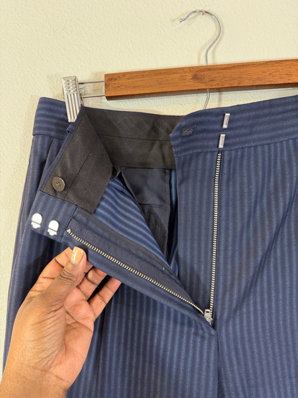 Theory Pleated Wide Leg Wool Trouser Size 10 Navy Blue Stripe Cuffed Minimalist - Picture 6 of 10